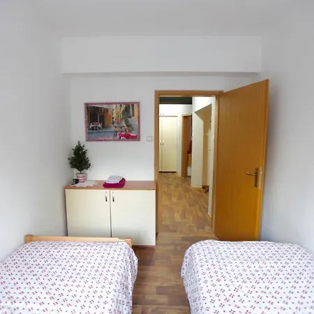Apartment Green In Bohemian Debar Maalo